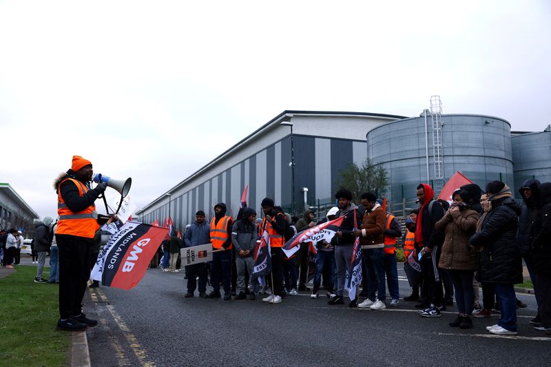 &copy; Reuters. Protestors hold placards during industrial action outside the Amazon warehouse, in Coventry, Britain March 19, 2024. REUTERS/Molly Darlington/File Photo