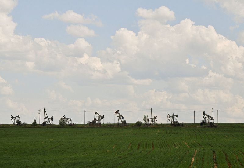 &copy; Reuters. A view shows oil pump jacks outside Almetyevsk in the Republic of Tatarstan, Russia June 4, 2023. REUTERS/Alexander Manzyuk/File Photo