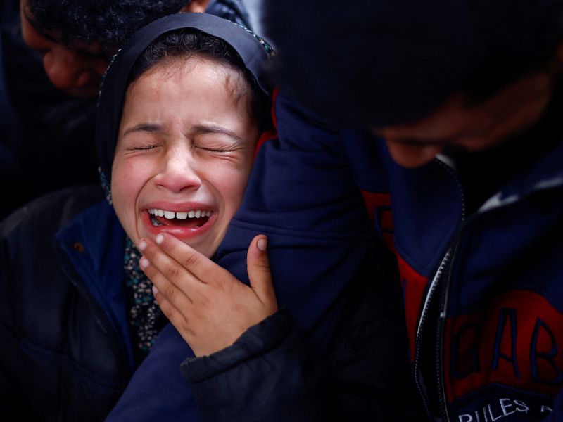 &copy; Reuters. طفلة فلسطينية تبكي إلى جوار جثامين فلسطينيين قتلوا في غارة إسرائيلية على مستشفى في رفح جنوب قطاع غزة يوم الثلاثاء. تصوير: محمد سالم - رويترز