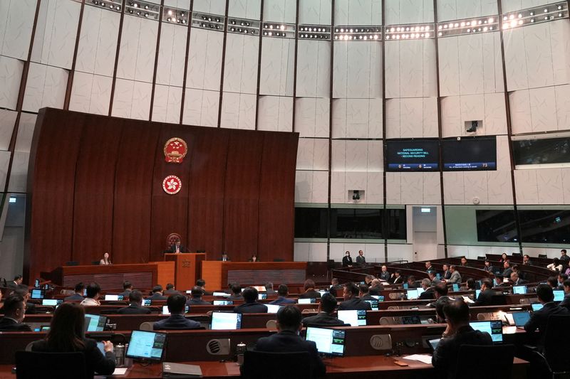&copy; Reuters. 　香港立法会（議会）は１９日、国家反逆行為や破壊工作などの罰則を定めた国家安全条例案を全会一致で可決した。８日に提出されてから２週間足らずというスピード可決となった。２３