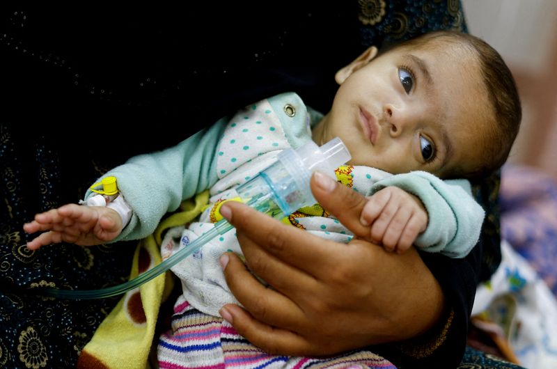 &copy; Reuters. Palestinian woman Wafaa Tabasi holds her twin malnourished daughter Sameera, At al-Awda health centre in Rafah in the southern Gaza Strip, March 12, 2024. REUTERS/Mohammed Salem