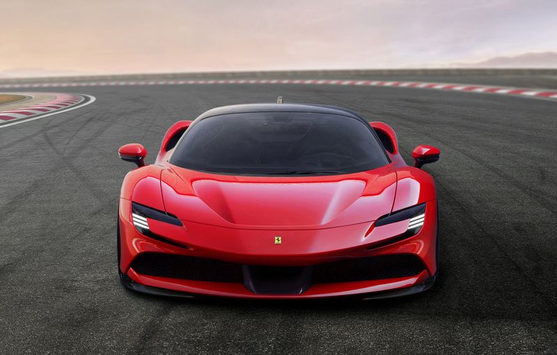 &copy; Reuters. La Ferrari SF90 Stradale ibrida è esposta nella sede dell'azienda a Maranello, Italia, 29 maggio 2019. Ferrari/Handout via REUTERS/File Photo