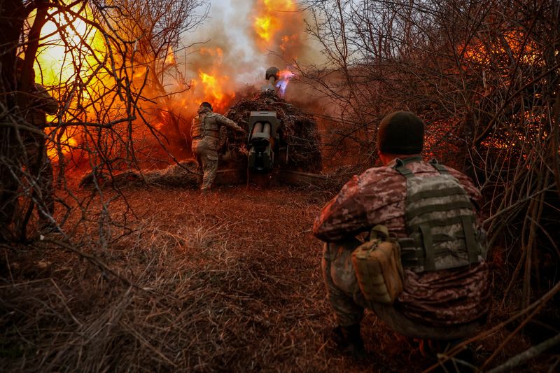 &copy; Reuters. Sur la ligne de front, des militaires ukrainiens tirent un obusier D-30 en direction des troupes russes, dans la région de Kherson, en Ukraine. /Photo acquise le 12 mars 2024/REUTERS/Radio Free Europe/Radio Liberty/Serhii Nuzhnenko