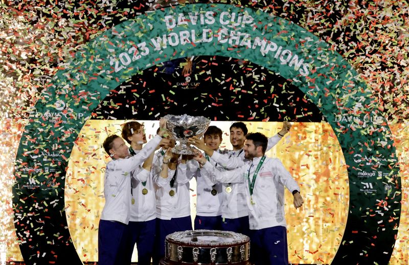 &copy; Reuters. الفريق الإيطالي يحتفل بكأس بطولة ديفيز للتنس في ملقة يوم 26 نوفمبر تشرين الثاني 2023. تصوير: جون نازكا - رويترز