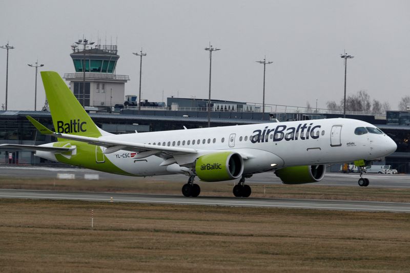 &copy; Reuters. FILE PHOTO: AirBaltic Airbus A220-300 plane takes off in Riga, Latvia March 16, 2020. REUTERS/Ints Kalnins/File Photo