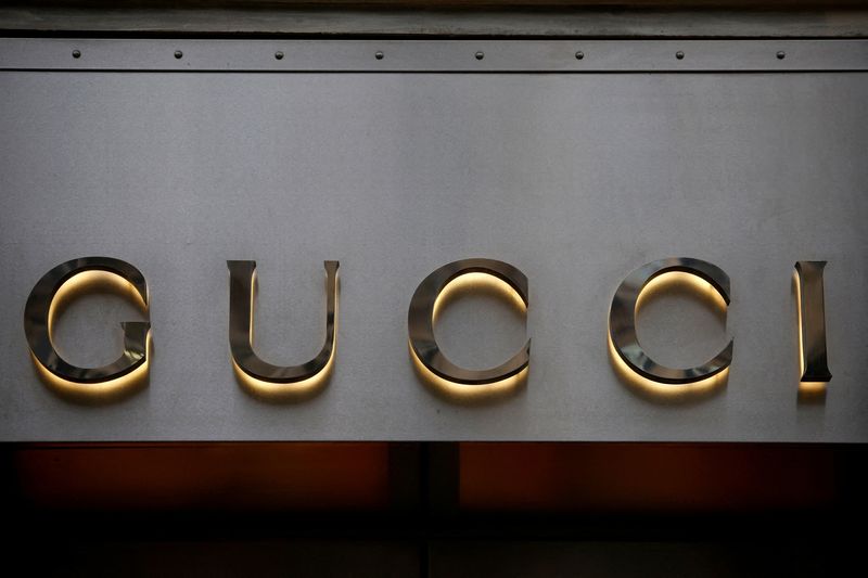 &copy; Reuters. Photo d'archives du logo Gucci à l'extérieur d'une boutique à Paris, France. /Photo prise le 27 janvier 2023/REUTERS/Sarah Meyssonnier