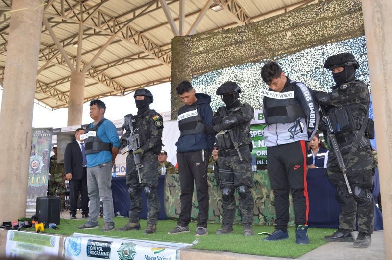 &copy; Reuters. أفراد من قوات أمن بوليفيا إلى جانب معتقلين ضالعين في عملية تهريب مخدرات في بوليفيا يوم الثلاثاء. صورة حصلت عليها رويترز من نائب وزير الدفاع 