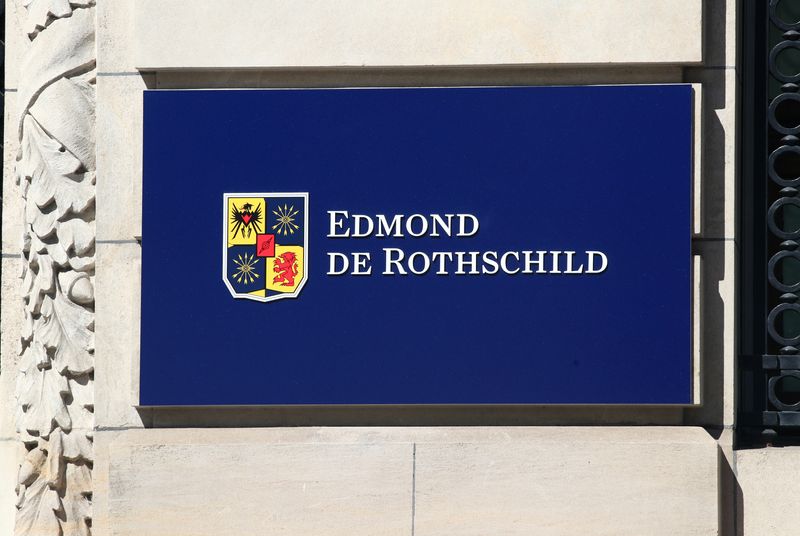 &copy; Reuters. Photo d'archives du logo de la banque Edmond de Rothschild à Genève, Suisse. /Photo prise le 21 juin 2020/REUTERS/Denis Balibouse