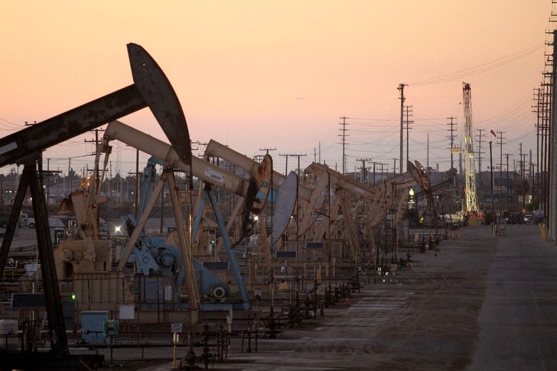 &copy; Reuters. FOTO DE ARCHIVO: Pumpjacks de plataformas petrolíferas, también conocidos como pájaros sedientos, extraen crudo de la zona de depósitos petrolíferos de Wilmington Field, cerca de Long Beach, California 30 de julio de 2013.  REUTERS/David McNew//File 