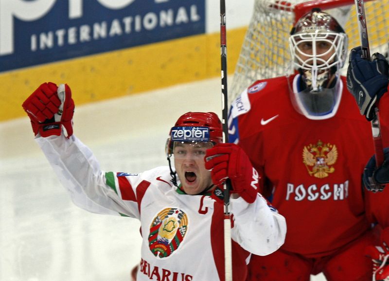 © Reuters. FILE HOTO: Belarus' Konstantin Koltsov (L) celebrates a goal against Russia during their IIHF World Hockey Championship quarterfinal game in Bern May 6, 2009.    REUTERS/Michael Buholzer/File Photo