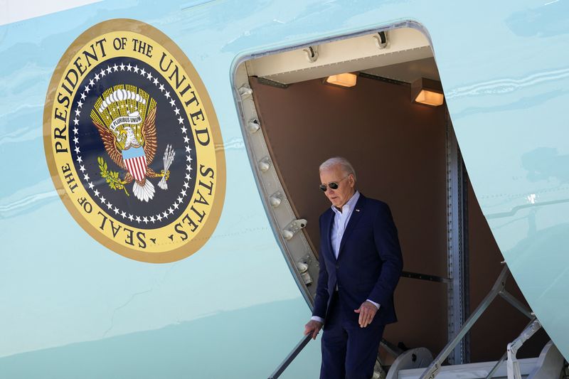 © Reuters. U.S. President Joe Biden arrives at Harry Reid International Airport in Las Vegas, Nevada, U.S., March 19, 2024. REUTERS/Kevin Lamarque