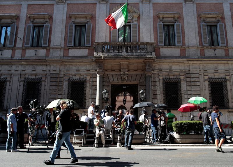&copy; Reuters. صحفيون ينتظرون أمام قصر جراتسيولي مقر رئيس الوزراء الإيطالي السابق سيلفيو برلسكوني بصورة من أرشيف رويترز.