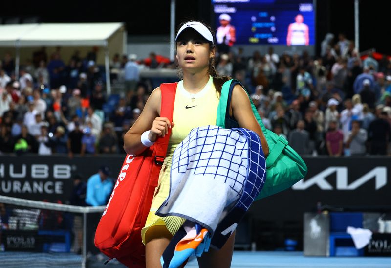 &copy; Reuters. 　テニスのマイアミＯＰ主催者は、女子で全米ＯＰ優勝経験のあるエマ・ラドゥカヌ（写真）が腰の故障により欠場すると発表した。オーストラリアのメルボルンで１月撮影（２０２４年　