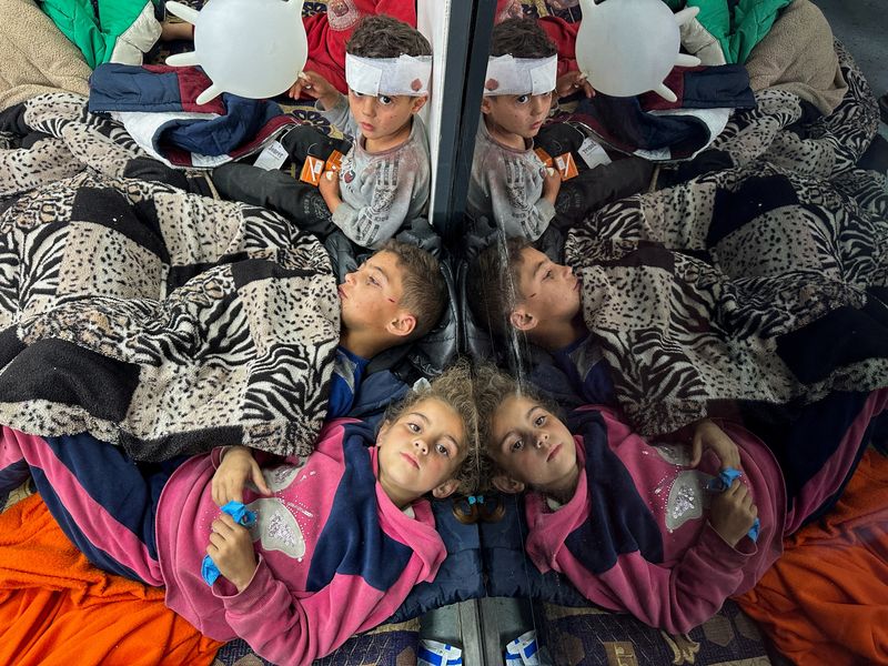 &copy; Reuters.  أطفال فلسطينيون مصابون جراء غارة إسرائيلية يتلقون العلاج في أحد المستشفيات، وسط الصراع المستمر بين إسرائيل وحركة حماس الإسلامية الفلسطين