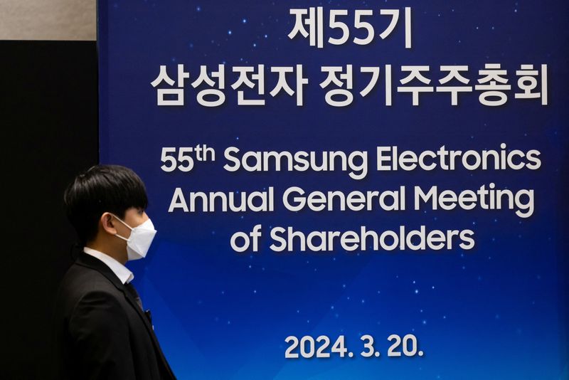 &copy; Reuters. A member of the event staff stands during the Samsung Electronics Co. annual general meeting at the Suwon Convention Center in Suwon, South Korea, on Wednesday, March 20, 2024. SeongJoon Cho/Pool via REUTERS