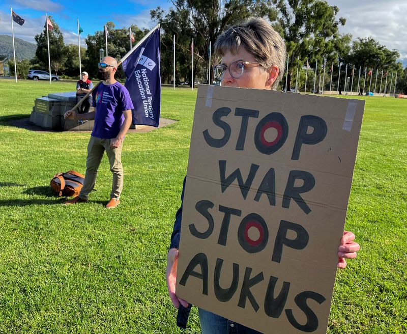 &copy; Reuters. Anti-AUKUS protesters stand outside Australia’s parliament, in Canberra, Australia, March 18, 2024. REUTERS/Lewis Jackson