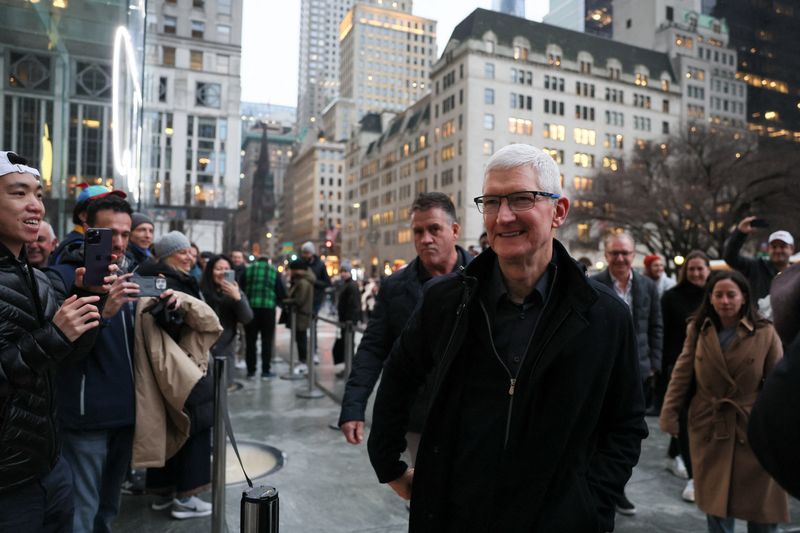 &copy; Reuters. Apple CEO Tim Cook walks outside the Apple Fifth Avenue store as customers queue to buy Apple's Vision Pro headset, in Manhattan in New York City, U.S., February 2, 2024. REUTERS/Brendan McDermid/file photo