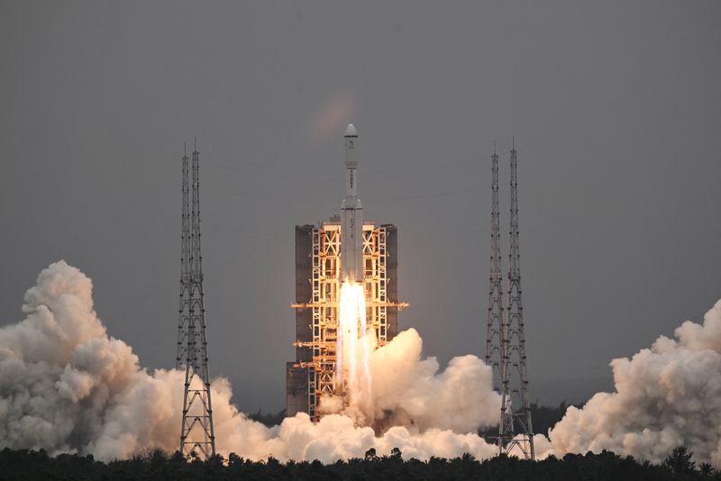 &copy; Reuters. Un cohete Larga Marcha-8, que transporta el satélite de retransmisión Queqiao-2 para las comunicaciones Tierra-Luna, despega en el Centro de Lanzamiento Espacial de Wenchang, en la provincia china de Hainan, el 20 de marzo de 2024. Diario de China vía 