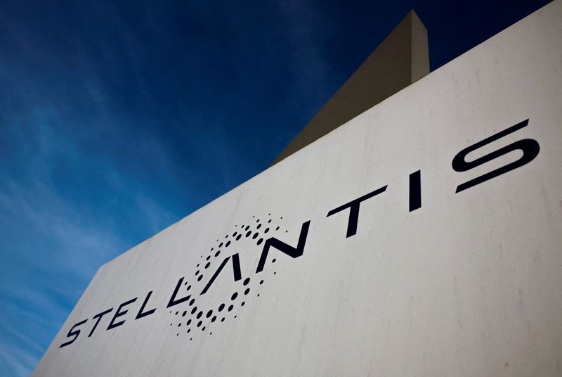 &copy; Reuters. Il logo di Stellantis è visibile sull'edificio dell'azienda a Velizy-Villacoublay, vicino a Parigi, Francia, 19 marzo 2024. REUTERS/Gonzalo Fuentes