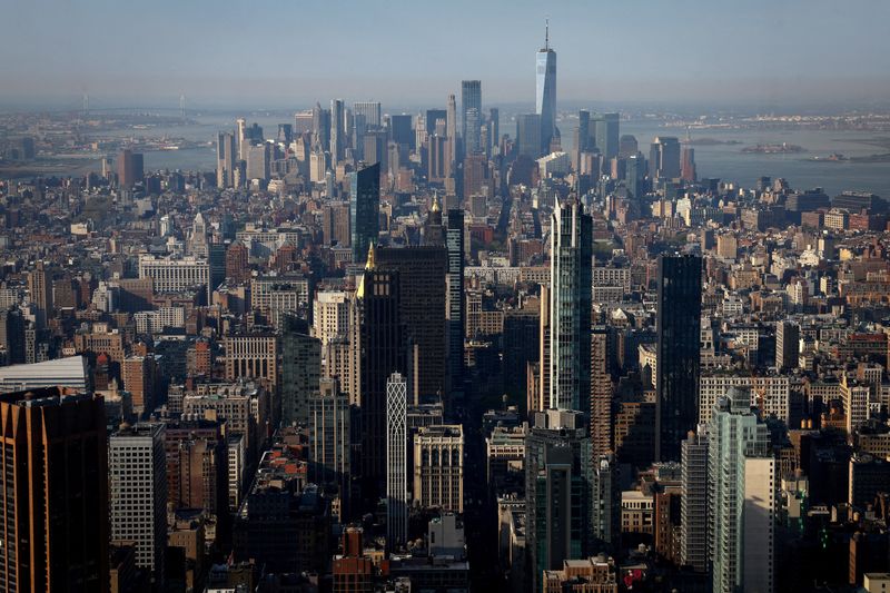 &copy; Reuters. منظر جوي لناطحات سحاب مانهاتن في نيويورك يوم 14 أبريل نيسان 2023. تصوير: مايك سيجار - رويترز.