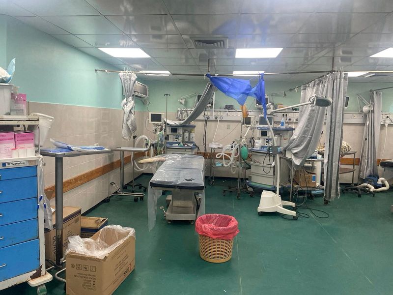 &copy; Reuters. FILE PHOTO: A makeshift operating theater area is seen inside Al Shifa hospital during the Israeli ground operation around the hospital, in Gaza City November 12, 2023. Ahmed El Mokhallalati/via REUTERS/File Photo
