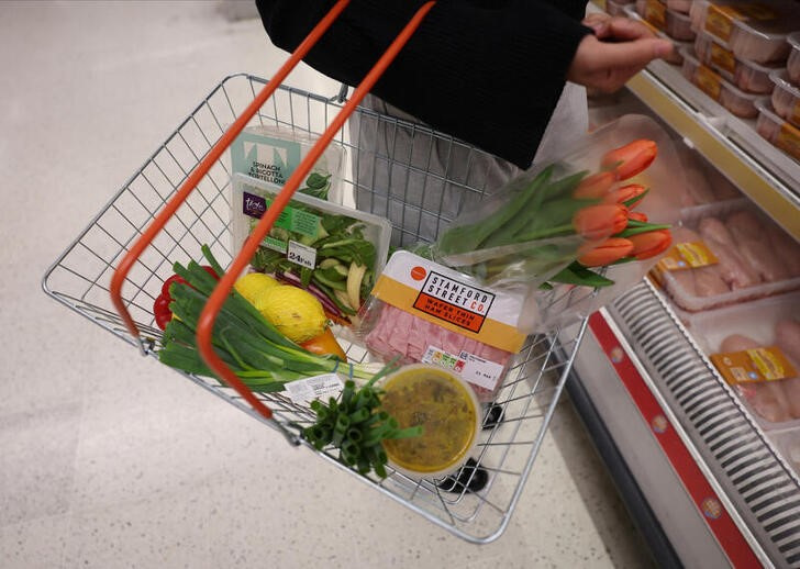 © Reuters. A customer carries a basket filled with food inside a Sainsbury's supermarket in Richmond, West London, Britain February 21, 2024. REUTERS/Isabel Infantes