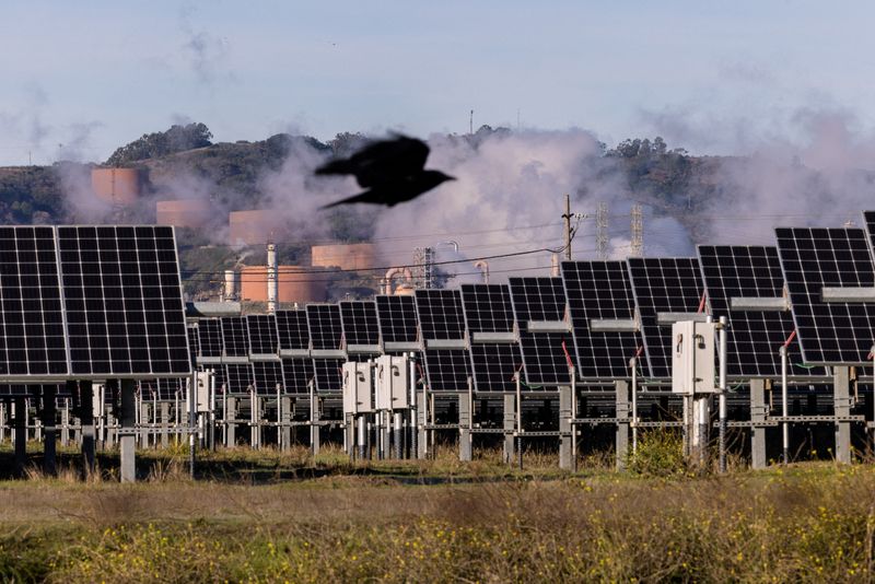 &copy; Reuters. FILE PHOTO: Solar panels are see next to a Chevron refinery installation in Richmond, California, U.S. December 13, 2023. REUTERS/Carlos Barria/File Photo