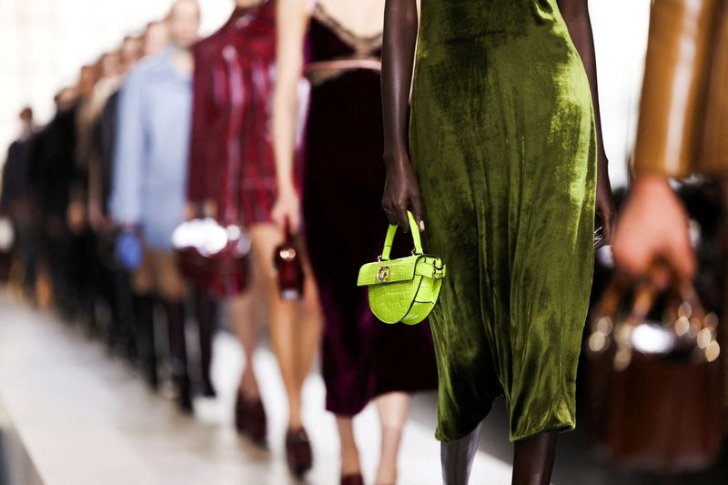 &copy; Reuters. Modelle presentano le creazioni della collezione Gucci autunno/inverno 2024 durante la settimana della moda a Milano, Italia, 23 febbraio 2024. REUTERS/Claudia Greco