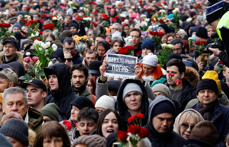 &copy; Reuters. People walk towards the Borisovskoye cemetery during the funeral of Russian opposition politician Alexei Navalny in Moscow, Russia, March 1, 2024. A placard reads: "Navalny died". REUTERS/Stringer/File Photo