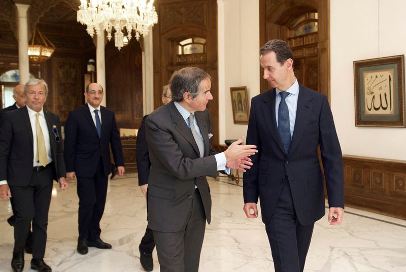 &copy; Reuters. El presidente de Siria, Bashar al-Asad, se reúne con el director general del Organismo Internacional de Energía Atómica, Rafael Mariano Grossi, en Damasco, Siria. 19 de marzo de 2024. SANA/Cedida vía REUTERS