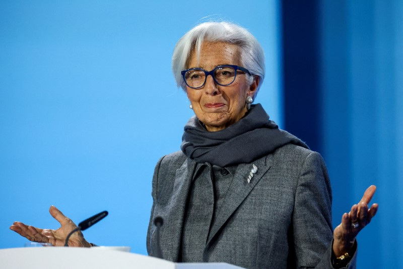 &copy; Reuters. FOTO DE ARCHIVO. La presidenta del Banco Central Europeo (BCE), Christine Lagarde, habla con los medios tras la reunión de política monetaria del Consejo de Gobierno en la sede del BCE en Fráncfort, Alemania. 14 de diciembre de 2023. REUTERS/Kai Pfaffe