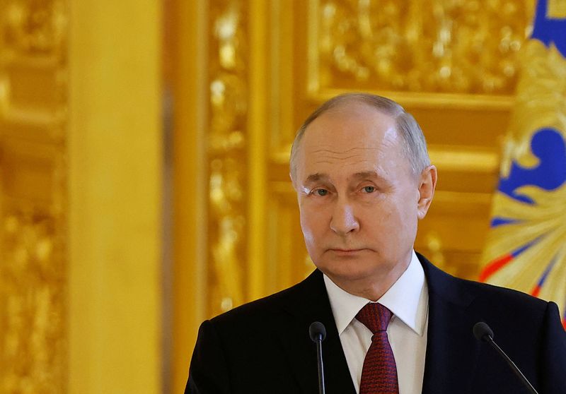 &copy; Reuters. الرئيس الروسي فلاديمير بوتين خلال اجتماع في الكرملين يوم الأربعاء. تصوير: يفجينيا نوفوجينينا - رويترز.