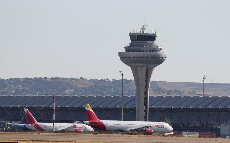 &copy; Reuters. FOTO DE ARCHIVO. Un avión de Iberia Express en la pista del aeropuerto Adolfo Suárez Madrid-Barajas, en Madrid, España. 27 de agosto de 2022. REUTERS/Isabel Infantes