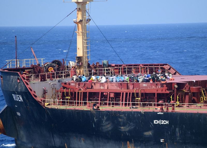 &copy; Reuters. قراصنة اعتقلتهم البحرية الهندية خلال تنفيذها عملية إنقاذ لسفينة مختطفة يوم 16 مارس آذار 2024. صورة حصلت عليها رويترز من المتحدث الرسمي باسم ال