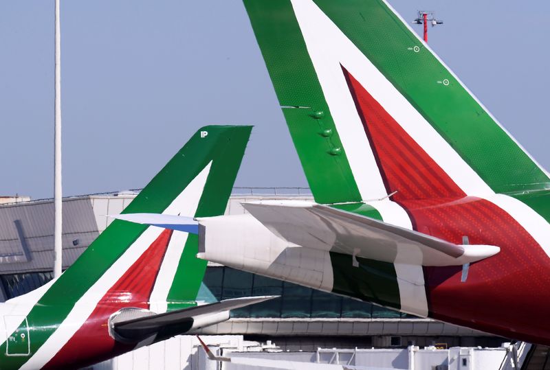 &copy; Reuters. FOTO DE ARCHIVO. Aviones de Alitalia en el aeropuerto Leonardo da Vinci-Fiumicino de Roma, Italia. 30 de marzo de 2019. REUTERS/Alberto Lingria