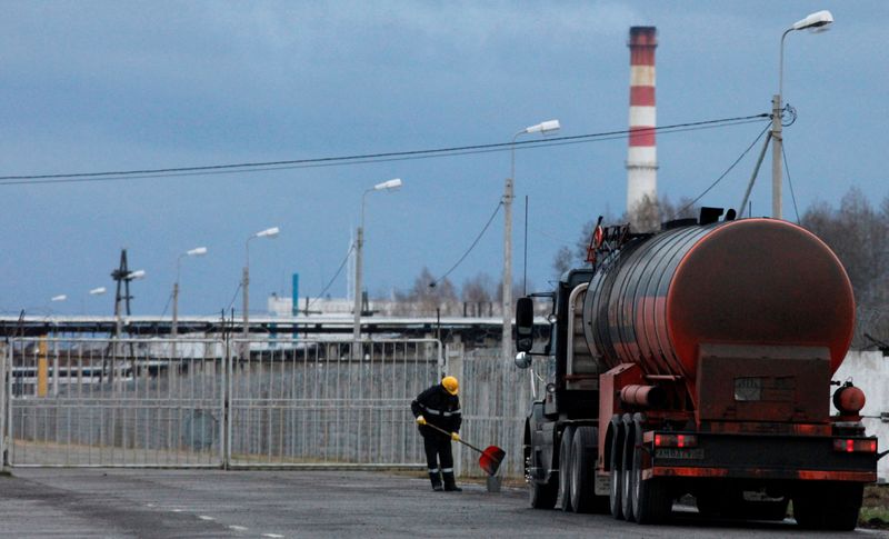 &copy; Reuters. Imagen de archivo de un empleado trabajando junto a un camión al exterior de la refinería petrolera Rosneft Achinsk, al oeste de Krasnoyarsk, Rusia. 28 abril 2011. REUTERS/Ilya Naymushin