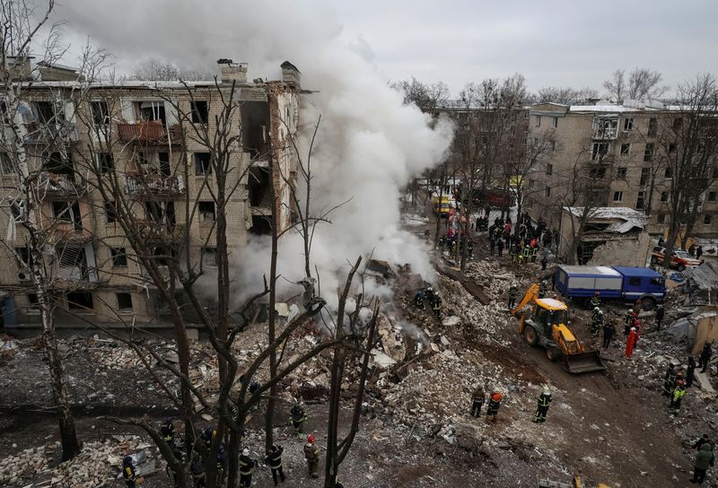 &copy; Reuters. Rescuers work at a site of a residential building heavily damaged during a Russian missile attack, amid Russia's attack on Ukraine, in Kharkiv, Ukraine January 23, 2024. REUTERS/Sofiia Gatilova/File Photo