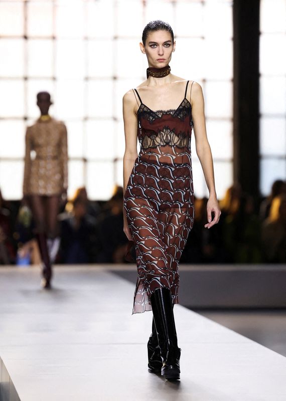 &copy; Reuters. Un mannequin présente une création de la collection Gucci Automne/Hiver 2024 pendant la semaine de la mode à Milan, Italie. /Photo prise le 23 février 2024/REUTERS/Claudia Greco/