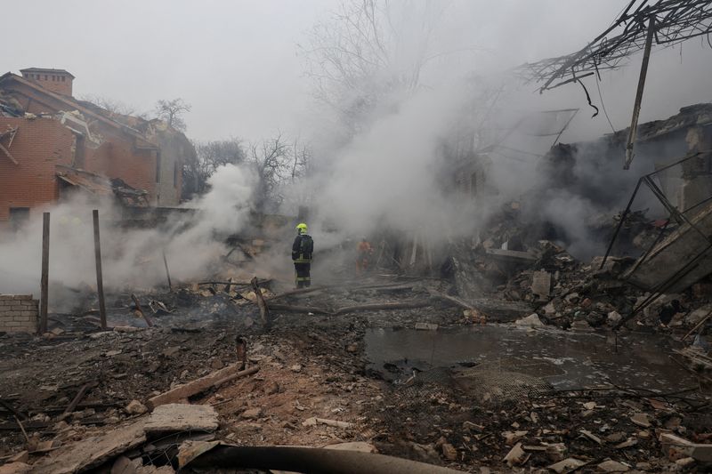&copy; Reuters. عامل إنقاذ يقف في منطقة سكنية تضررت جراء هجوم صاروخي روسي على أوديسا بأوكرانيا يوم 16 مارس آذار 2024 في صورة لرويترز.
