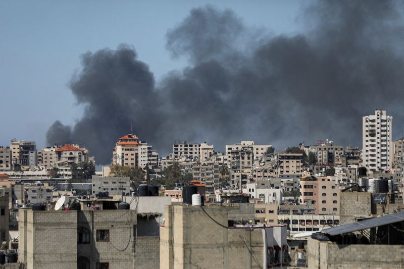 &copy; Reuters. دخان يتصاعد في سماء قطاع غزة خلال مداهمة إسرائيلية على مستشفى الشفاء وما حوله في مدينة غزة يوم الأربعاء. تصوير: داوود أبو الكاس - رويترز 