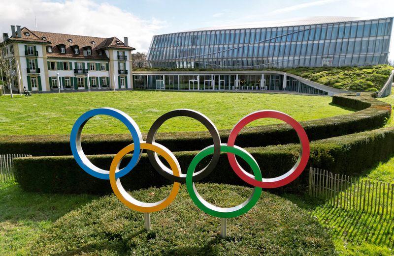 &copy; Reuters. FOTO DE ARCHIVO: Vista con dron de los anillos olímpicos frente a la sede del Comité Olímpico Internacional (COI) en Lausana, Suiza. 19 de marzo de 2024. REUTERS/Denis Balibouse/Archivo