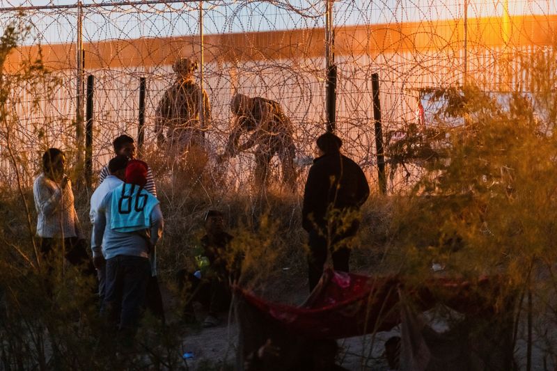 &copy; Reuters. 
Un grupo de migrantes acampa junto al muro fronterizo en el lado estadounidense del Río Grande después de que el Tribunal Supremo de EE.UU. permitiera la entrada en vigor de la ley SB 4 de Texas que permite a las autoridades estatales detener a las per