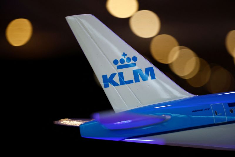 &copy; Reuters. Le logo de KLM visible sur la queue d'une maquette de avion Boeing 777 de KLM, lors de la conférence de presse des résultats annuels 2023 du groupe Air France-KLM à Paris. /Photo prise le 29 février 2024/REUTERS/Sarah Meyssonnier