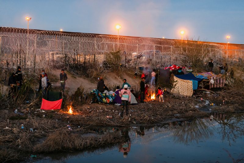 &copy; Reuters. A group of migrants camp out along the border wall on the U.S. side of the Rio Grande after the U.S. Supreme Court let a Republican-backed Texas law known as SB 4 take effect, allowing state law enforcement authorities to arrest people suspected of crossi