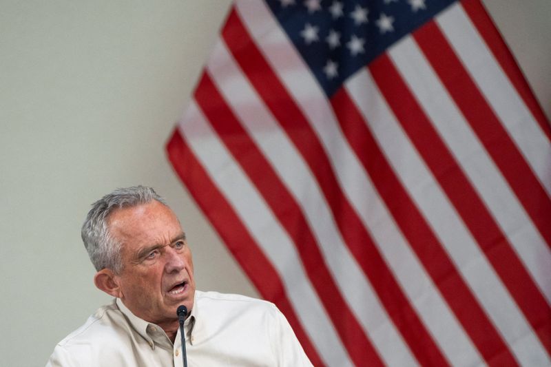 &copy; Reuters. FILE PHOTO: Independent presidential candidate Robert F. Kennedy Jr. holds a roundtable discussion on local impacts of the influx of migrants across the U.S.-Mexico border, with Cochise County law enforcement, elected officials and community members, at C