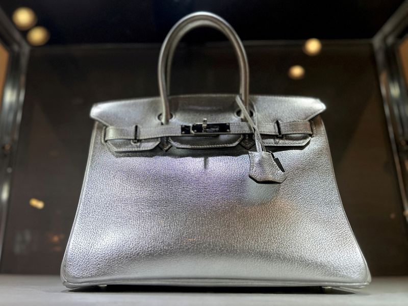 &copy; Reuters. View of a Hermes Silver Metallic Chevre Birkin 30 bag up for auction at Sotheby's in New York City, U.S., June 1, 2023. REUTERS/Roselle Chen/File Photo