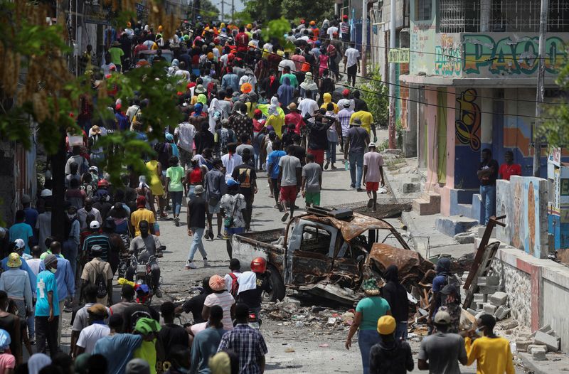 &copy; Reuters. Personas marchan por el barrio de Carrefour Feuilles, que quedó desierto debido a la violencia de las bandas, en Puerto Príncipe, Haití. 19 de marzo de 2024. REUTERS/Ralph Tedy Erol