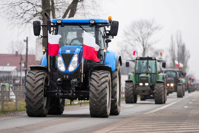 &copy; Reuters. Agricultores poloneses utilizam tratores enquanto protestam contra o Acordo Verde da União Europeia e as importações de produtos agrícolas ucranianos, em Zakret, perto de Varsóvia
20/03/2024
REUTERS/Aleksandra Szmigiel