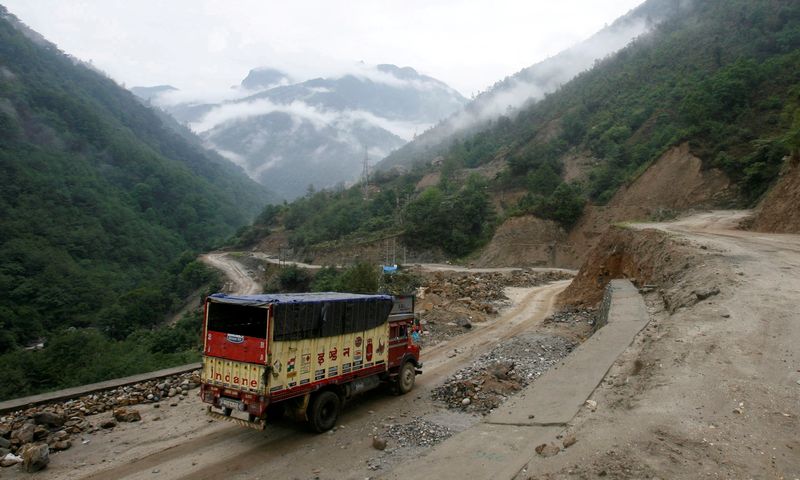 &copy; Reuters. FILE PHOTO: A liquefied petroleum gas (LPG) delivery truck drives along India's Tezpur-Tawang highway which runs to the Chinese border, in the northeastern Indian state of Arunachal Pradesh May 29, 2012./File Photo