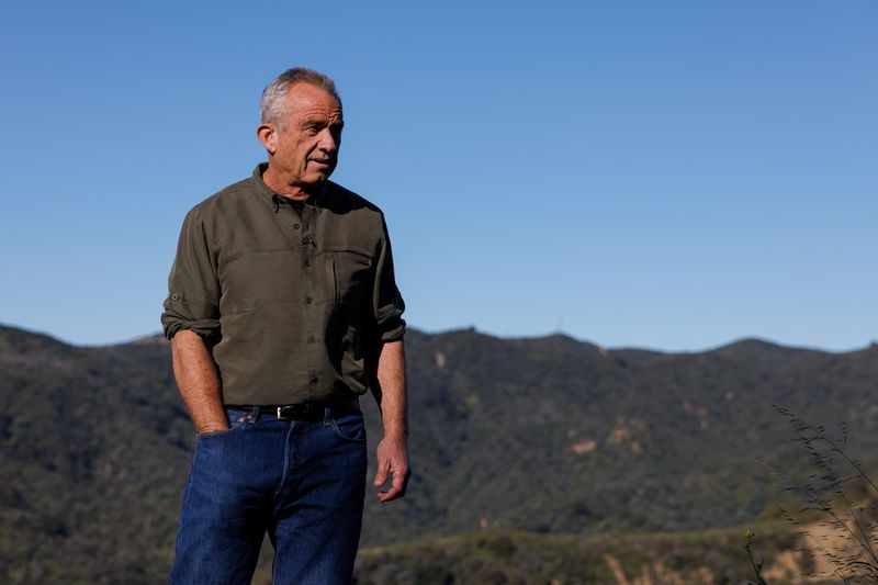 © Reuters. Independent U.S. presidential candidate Robert F. Kennedy Jr. hikes with his dogs in the Santa Monica Mountains, in Los Angeles, California, U.S., March 18, 2024. REUTERS/Mike Blake